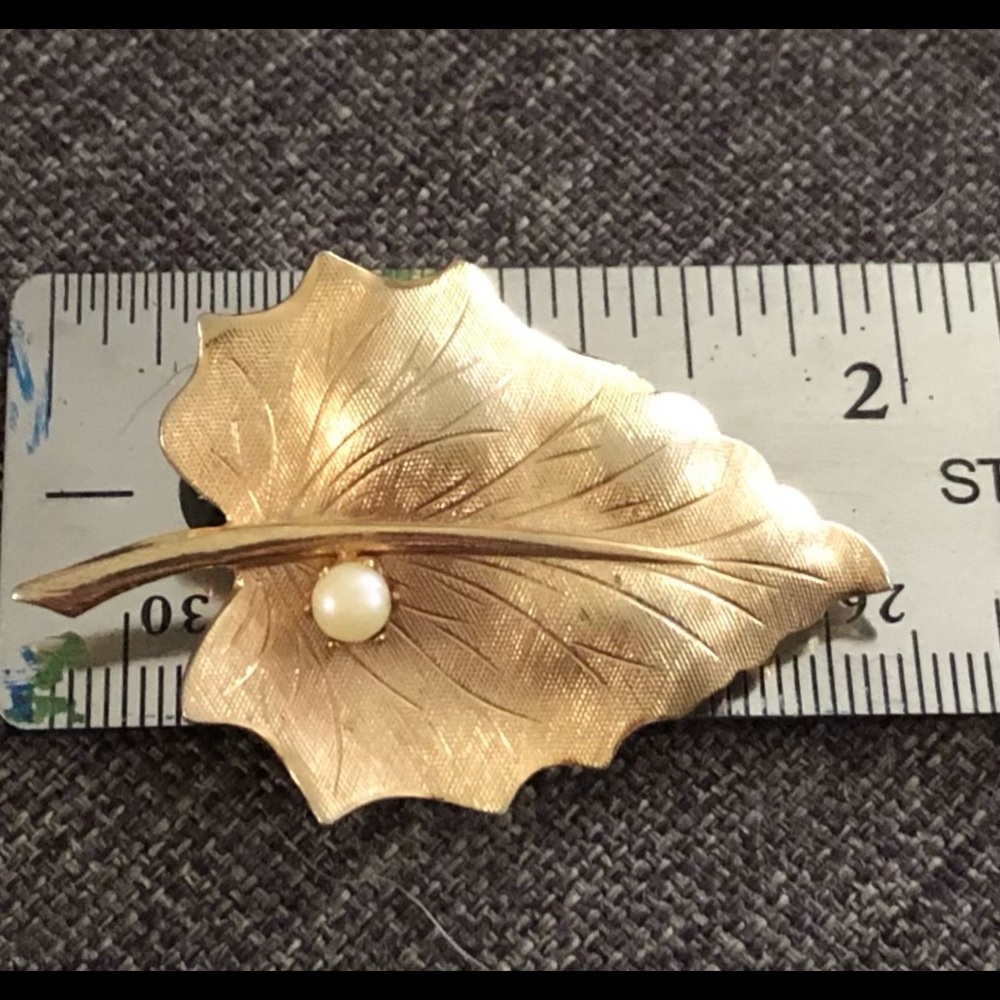 Two Beautiful vintage brooches. Gold leaf & pearl. BO11 - Picture 6 of 7
